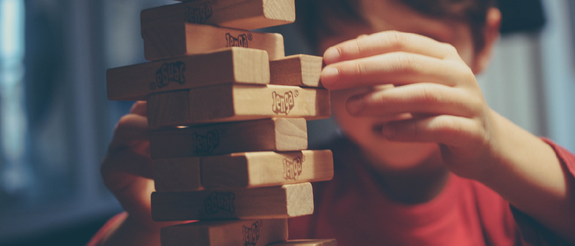 Niño jugando al Jenga